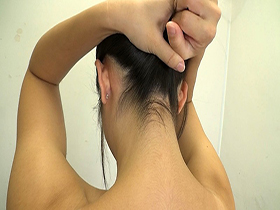 素人娘の全裸図鑑17　今時の女の子12名が恥らいながら脱衣していく様子をじっくり撮影した、変態紳士のためのヘアヌードコレクション　サンプル画像13